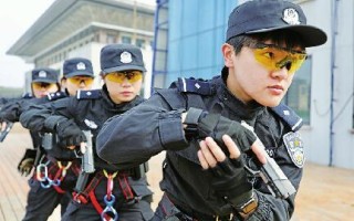 特警战训服上衣怎么穿（特警战训服为什么要扎进裤子里）